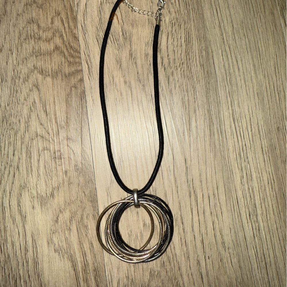⭐️Black and Gold Multi-Circle‎ Pendant Necklace⭐️